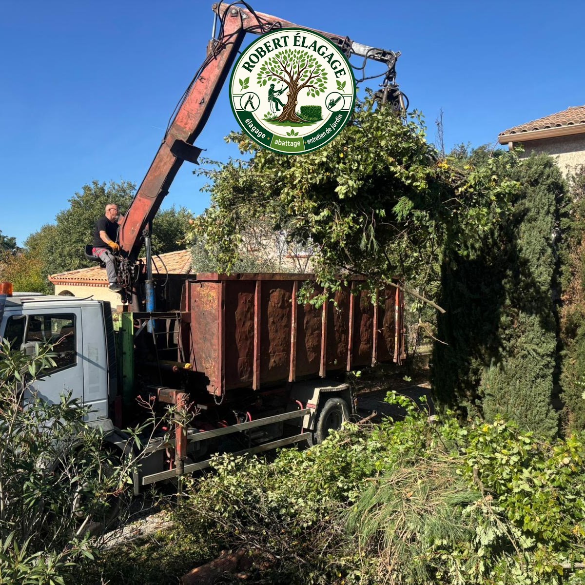 Branches et déchets verts chargés dans un camion après un chantier d'élagage
